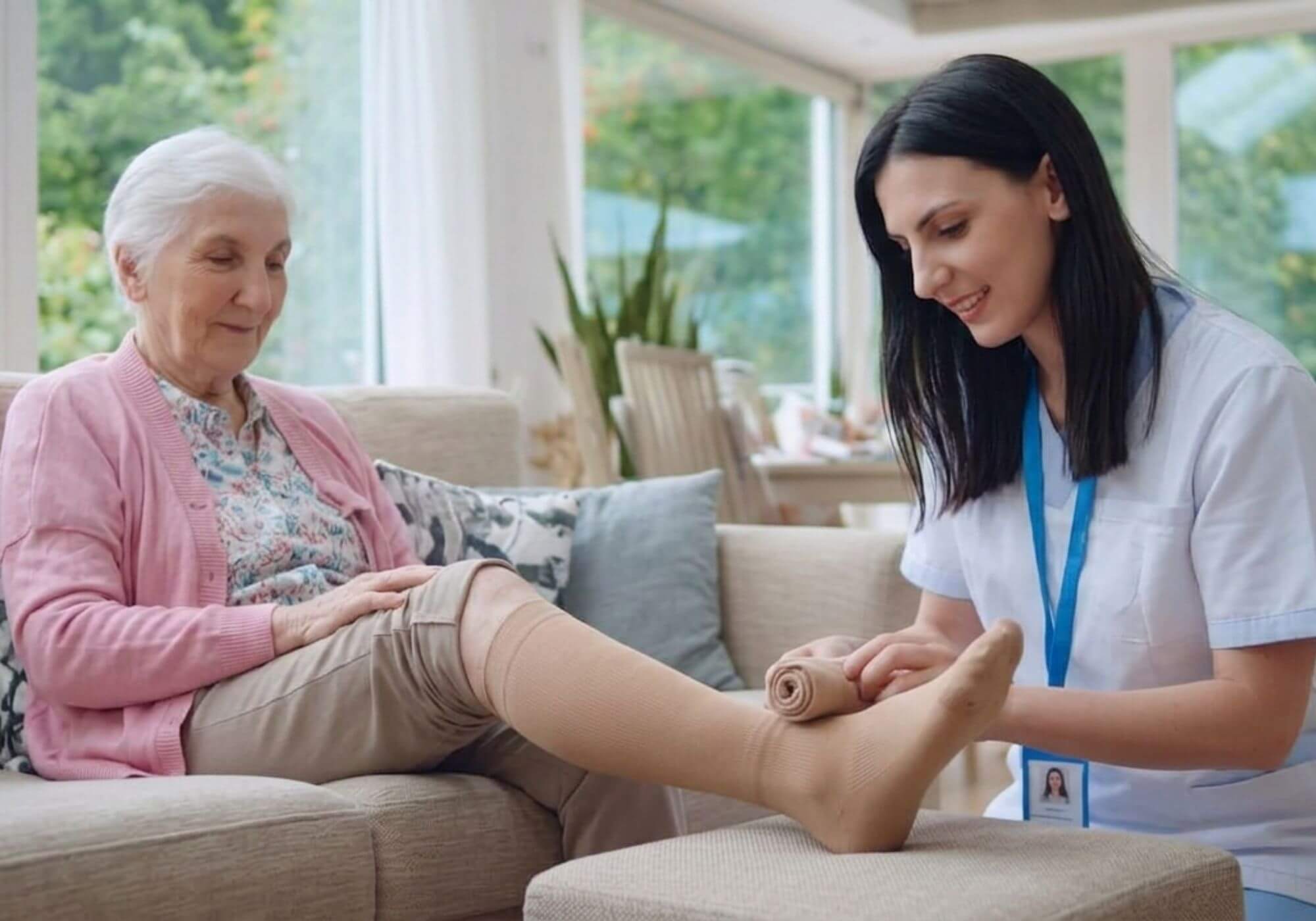 LuminaCare Frankfurt – Anziehen von Kompressionsstrümpfen Fachgerechte Behandlungspflege: Eine Pflegekraft von LuminaCare in Frankfurt zieht einer Patientin medizinische Kompressionsstrümpfe an.